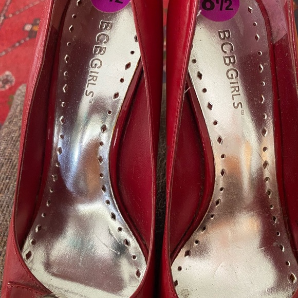 BCBGIRLS w8 1/2 Red high heels. Silver hardware on front.VINTAGE. - Picture 7 of 10